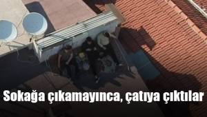 Sohbet etmek için sokağa çıkamayınca çatıya çıktılar
