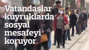 Vatandaşlar kuyruklarda sosyal mesafeyi koruyor