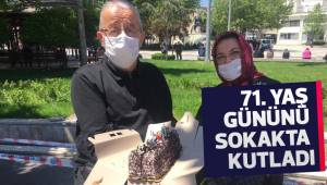 71. YAŞ GÜNÜNÜ SOKAKTA KUTLADI