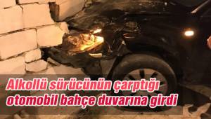 Alkollü sürücünün çarptığı otomobil bahçe duvarına girdi