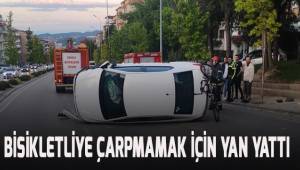 Aydınlatma direğine çarpıp yan yatan otomobilden burnu dahi kanamadan çıktı
