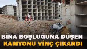 Bina boşluğuna devrilen kamyonu vinç çıkardı