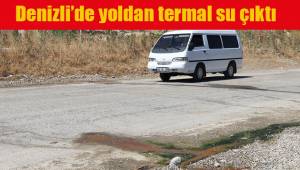 Denizli'de yoldan termal su çıktı