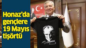 Honaz’da gençlere 19 Mayıs tişörtü