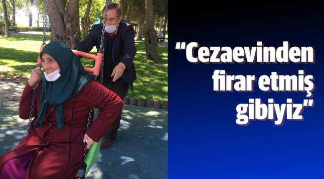 İzinli dışarı çıkan yaşlı vatandaşların salıncak sevinci