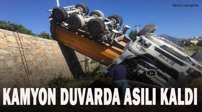 Tonlarca ağırlığındaki hafriyat kamyonu duvarda asılı kaldı