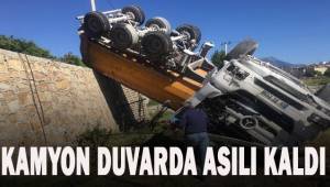 Tonlarca ağırlığındaki hafriyat kamyonu duvarda asılı kaldı