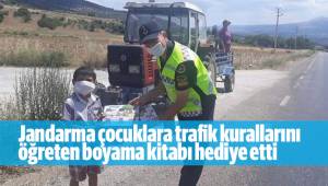 Jandarma çocuklara trafik kurallarını öğreten boyama kitabı hediye etti