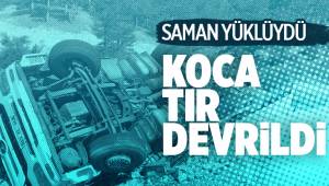 Kontrolden çıkan saman yüklü tır şarampole devrildi