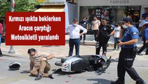 Otomobil kırmızı ışıkta bekleyen motosiklete çaptı; 1 yaralı