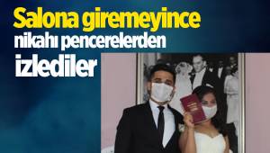 Salona giremeyince nikahı pencerelerden izlediler