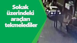 Sokak üzerindeki araçları tekmelediler