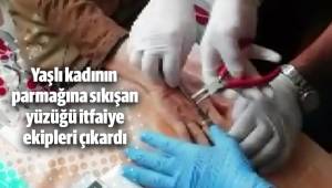 Yaşlı kadının parmağına sıkışan yüzüğü itfaiye ekipleri çıkardı
