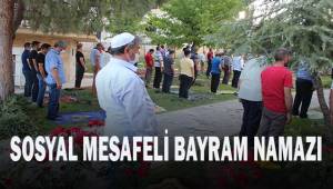 Denizli'de sosyal mesafeli bayram namazı