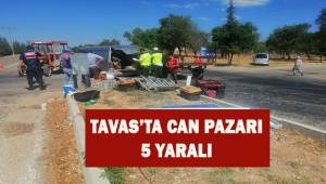 Tavas'ta hafif ticari araç ile traktör çarpıştı: 5 yaralı
