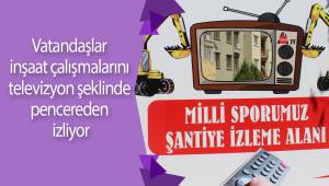 Vatandaşlar inşaat çalışmalarını televizyon şeklinde pencereden izliyor