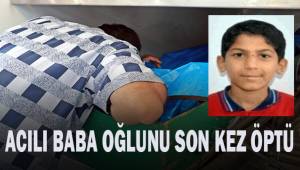 Acılı baba, oğlunu son yolculuğuna öperek yolladı