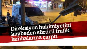 Direksiyon hakimiyetini kaybeden sürücü trafik lambalarına çarptı