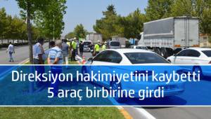 Direksiyon hakimiyetini kaybeden sürücünün neden olduğu kazada 5 araç birbirine girdi