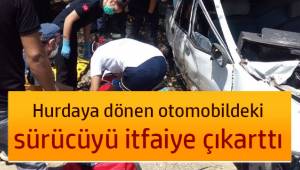 Hurdaya dönen otomobildeki sürücüyü itfaiye çıkarttı