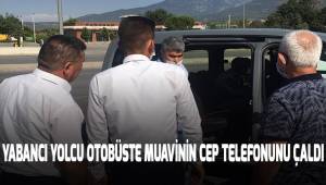Yabancı yolcu otobüste muavinin cep telefonunu çaldı