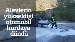 Alevlerin yükseldiği otomobil hurdaya döndü