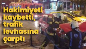 Hakimiyeti kaybetti, trafik levhasına çarptı