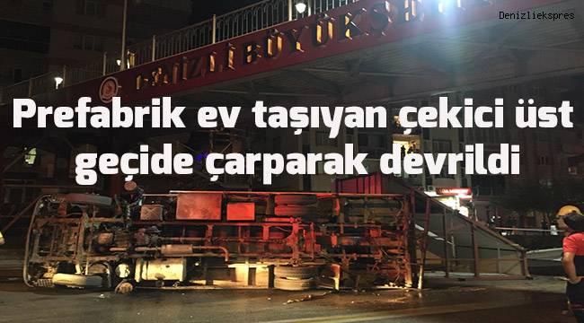 Prefabrik ev taşıyan çekici üst geçide takılarak devrildi