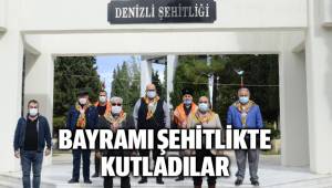 Bayramı şehitlikte kutladılar