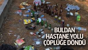 Buldan'da hastane yolu çöplüğe döndü