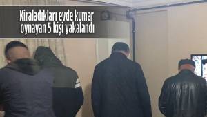 Kiraladıkları evde kumar oynayan 5 kişi yakalandı