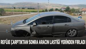 Otomobille refüje çarpan sürücü lastiğinin çıkması ile durabildi