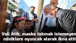 Vali Atik korona denetimleri sırasında yakından ilgilendiği miniklerin gönlünü fethetti