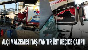 Alçı malzemesi taşıyan tır üst geçide çarptı