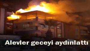 Çatı katından yükselen alevler geceyi aydınlattı