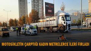 Motosikletin çarptığı kadın metrelerce ileriye fırladı