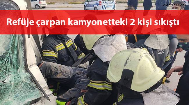 Refüje çarpan kamyonetteki 2 kişi sıkıştı