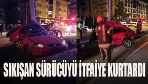 Aydınlatma direğine çarpan sürücüyü, sıkıştığı yerden itfaiye ekipleri kurtardı