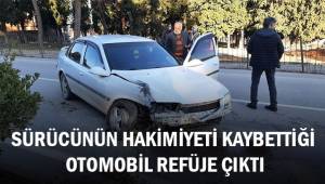 Sürücüsünün hakimiyetini kaybettiği otomobil refüje çıktı
