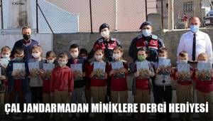 Çal'da jandarma ekipleri minik öğrencilere dergi dağıttı