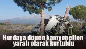 Refüjdeki ağacı devirdi, hurdaya dönen kamyonetten yaralı kurtuldu