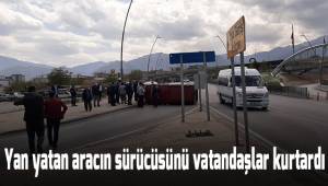 Yan yatan aracın sürücüsünü vatandaşlar kurtardı