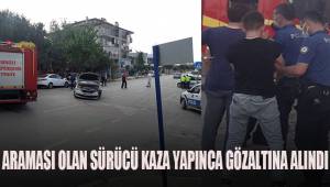 Kafa kafaya çarpışan otomobillerden biri park haindeki araca vurdu