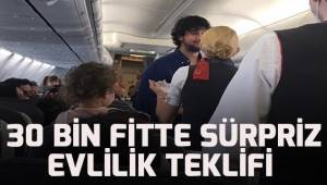 Uçağa yolcu olarak binen genç, hostes sevgilisine havada evlilik teklifi yaptı