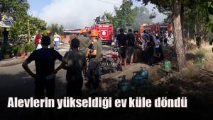 Alevlerin yükseldiği ev küle döndü