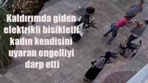 Kaldırımda giden elektrikli bisikletli kadın kendisini uyaran engelliyi darp etti