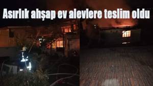 Asırlık ahşap ev alevlere teslim oldu
