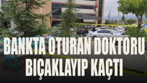 Hastanenin önünde oturan doktorun bacağına bıçağı saplayıp kaçtı