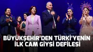 Cam giysi defilesinde birbirinden özgün tasarımlar nefes kesti