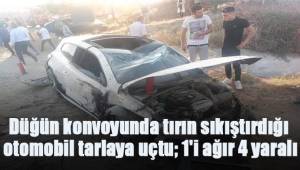 Düğün konvoyunda tırın sıkıştırdığı otomobil tarlaya uçtu; 1'i ağır 4 yaralı